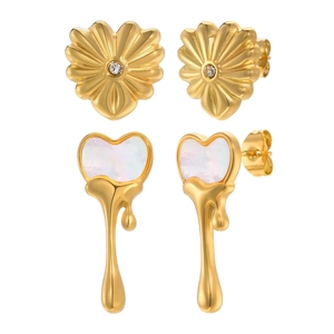 Parure de boucles d'oreilles cœur doré avec texture nacre et design métal liquide