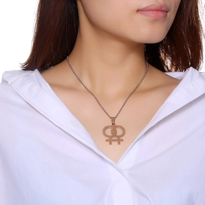 Nahaufnahme der roségoldenen Kette mit Doppel-Venus-Anhänger getragen von einem Modell