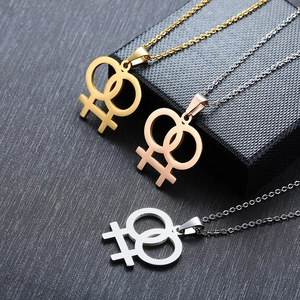 Detailansicht von drei Halsketten mit weiblichem Symbol in Gold, Roségold und Silber