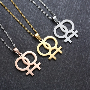 Detailaufnahme der ineinandergreifenden Doppel-Venus-Anhänger in Silber, Gold und Rosé