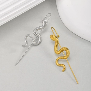 Vue détaillée des boucles d'oreilles serpent montrant la texture des écailles en or et argent