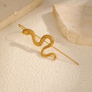 Détail d'un ear cuff serpent doré avec texture d'écailles complexe et design élégant