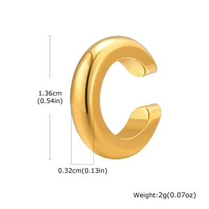 Detailansicht der goldene C-Form Ohrmanschette mit 1,36cm Höhe und 0,32cm Dicke im Detail