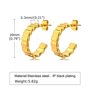 Golden C-shaped stainless steel earrings for women with wavy scallop edges and 20mm height