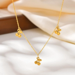 Elegante goldene Edelstahlhalskette mit drei polierten kirschförmigen Anhängern