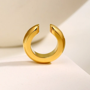 Polierte 18K vergoldete C-förmige Ohrmanschette aus Edelstahl im minimalistischen Stil