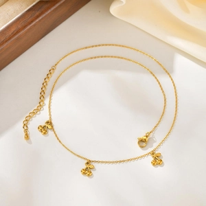 Elegante goldfarbene Halskette mit drei Kirschanhängern und verstellbarem Karabiner