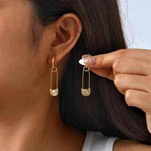 Damen Ohrringe 18K vergoldet im Sicherheitsnadel-Design mit Zirkonia am Ohr getragen