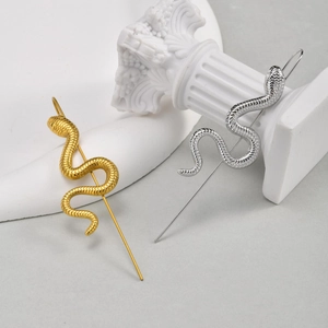 Boucle d'oreille serpent minimaliste en or et argent avec texture d'écailles fine