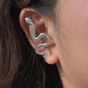 Boucle d'oreille serpent en acier inoxydable argenté avec texture d'écailles détaillée
