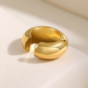 Detail eines 18K vergoldeten C-Ohrklemmers mit polierter Oberfläche und matter Innentextur