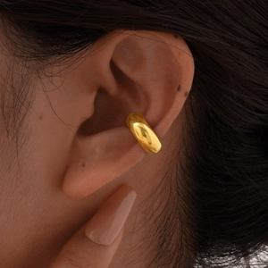 Makroansicht der minimalistischen 18K Gold C-Manschette mit poliertem Spiegeleffekt
