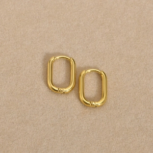 Vue détaillée des boucles d'oreilles créoles rectangulaires en U dorées avec fini poli