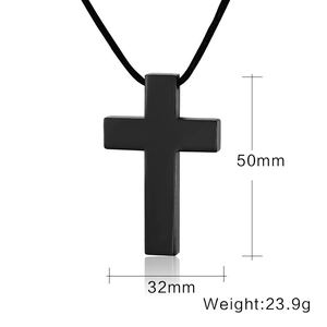 Detailansicht des mattschwarzen Edelstahl-Kreuzanhängers mit Maßen von 50mm x 32mm