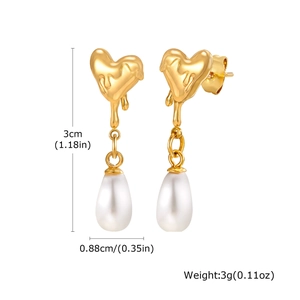 Détail de boucles d'oreilles cœur doré avec perles et dimensions précises de 3 cm