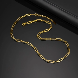 Dettaglio della collana a maglia graffetta in acciaio inossidabile dorato con chiusura