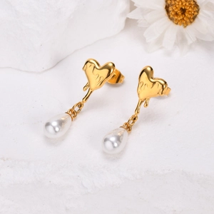 Boucles d'oreilles cœur dorées style français avec perles gouttes sur pierre blanche