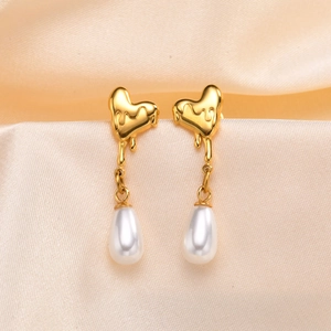 Boucles d'oreilles cœur dorées de style français avec perles goutte sur fond en soie