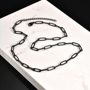 Dettaglio della collana a catena a graffetta nera opaca con chiusura a moschettone regolabile