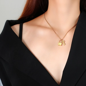 Collier en acier inoxydable doré avec pendentifs cadenas lune étoile et clé pour femme