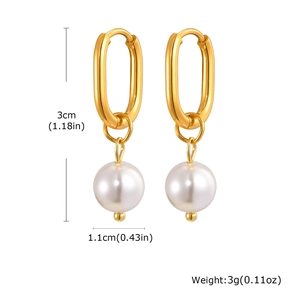 Vue détaillée des boucles d'oreilles dorées avec perles blanches et dimensions précises