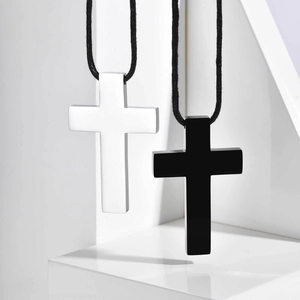 Minimalistische Kreuzanhänger aus Edelstahl an schwarzer Kordel in Silber und Schwarzoptik