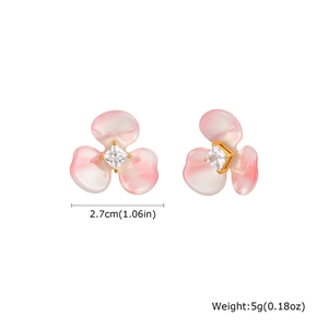 Détail de boucles d'oreilles fleur en résine rose avec zircon carré et dimensions