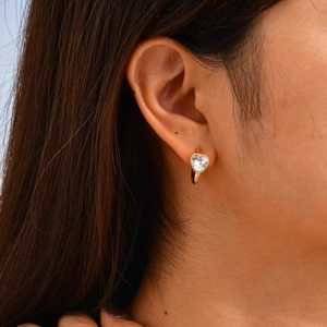 Élégantes boucles d'oreilles cœur en or 18 carats avec cristaux de zircon clair