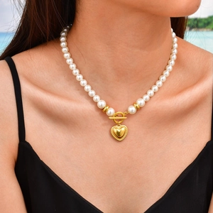 Französischer Retro Edelstahl Gold Herz Anhänger Halskette Mit Weißen Imitationsperlen OT Verschluss Schmuck Für Damen