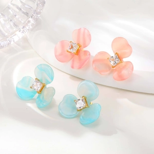 Set de boucles d'oreilles fleurs en résine avec zircon carré et placage doré