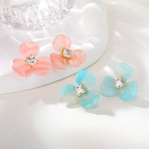 Boucles d'oreilles florales en résine dégradée à trois pétales et zircon carré brillant