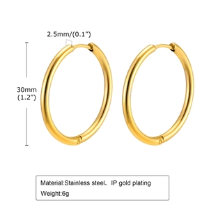 Vue détaillée des créoles de 30mm en acier doré avec dimensions et matériaux