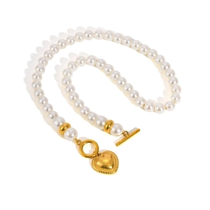Elegante Perlenkette mit goldenem Herzanhänger und Knebelverschluss auf weißem Grund