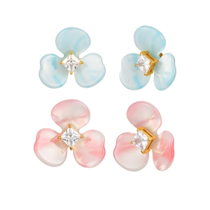 Boucles d'oreilles fleur en acier avec résine dégradée et zircon cubique carré