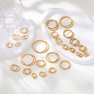 Boucles d'Oreilles Créoles Minimalistes en Acier Titane pour Femmes Hommes Boucles d'Oreilles Rondes en Acier Inoxydable Poli Bijoux de Mode Classique