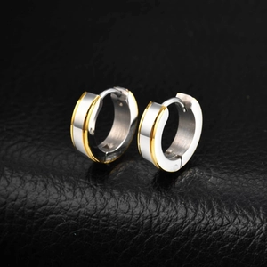 Vue macro de boucles d'oreilles huggie bicolores en acier brossé et poli miroir