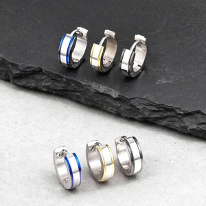 Boucles d'oreilles créoles minimalistes en acier doré, bleu et argent sur fond pierre