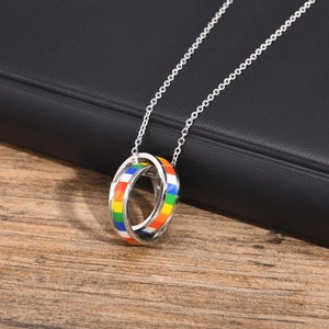 Détails de bagues entrelacées en émail arc-en-ciel sur un collier en acier inoxydable poli