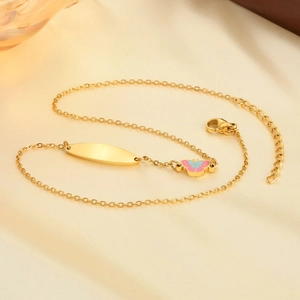 Detail van 18K gouden armband met roze vlinderhanger en ovale graveerplaat