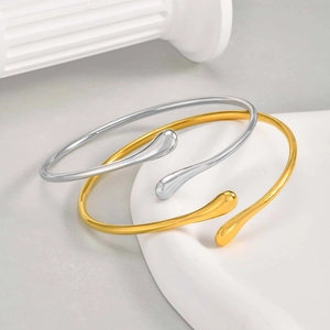 Bracelets ouverts minimalistes en forme de goutte en or et argent sur plaques de pierre