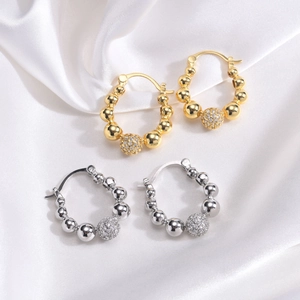 Boucles d'Oreilles Créoles en Forme de C à Perles pour Femmes en Cuivre Plaqué Or 18K avec Boule en Zirconia Incrustée Bijoux de Mode