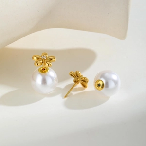 Elegante vergoldete Blumenohrringe mit Perlen und Zirkonia für Damen im Set