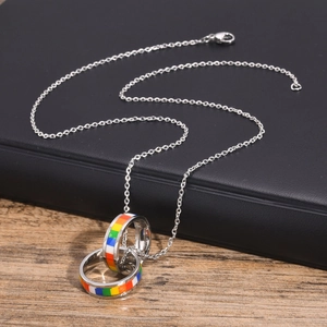 Collier Pendentif Double Anneau Entrelacé en Acier Inoxydable Émail Arc-en-ciel Bijoux de Mode LGBTQ Personnalisés Géométriques