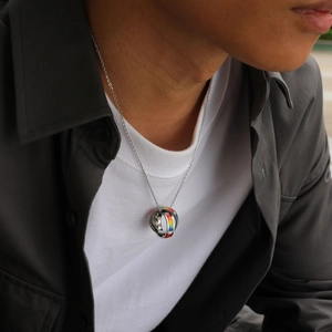 Collier de fierté arc-en-ciel à triple anneau en acier inoxydable poli porté par une personne