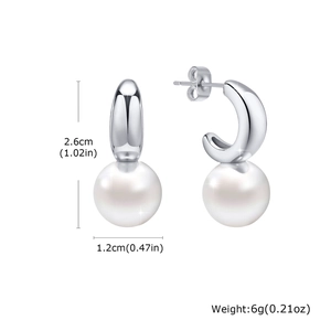 Vue détaillée des boucles d'oreilles argentées en C avec perles et dimensions