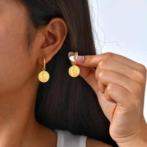 Boucles d'oreilles créoles en acier doré 18 carats avec médaillon à motif serpent gravé