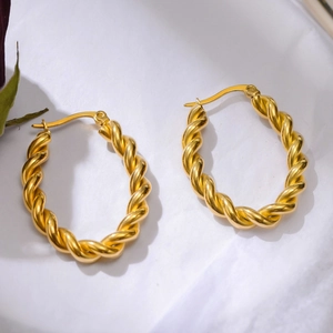 Boucles d'oreilles créoles torsadées en acier inoxydable doré avec forme ovale élégante
