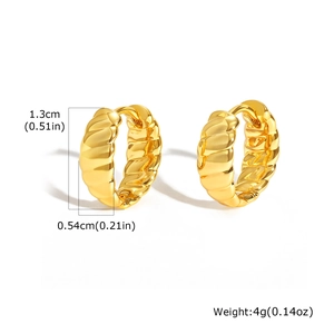 Détail des boucles d'oreilles créoles torsadées 14K avec dimensions de 1,3cm