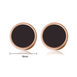 Vue détaillée des boucles d'oreilles 6mm en or rose avec insert circulaire en acrylique noir