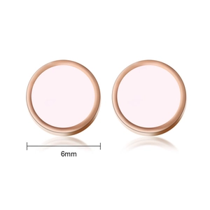 Gros plan détaillé du clou d'oreille en acrylique or rose 6mm avec bordure ronde polie